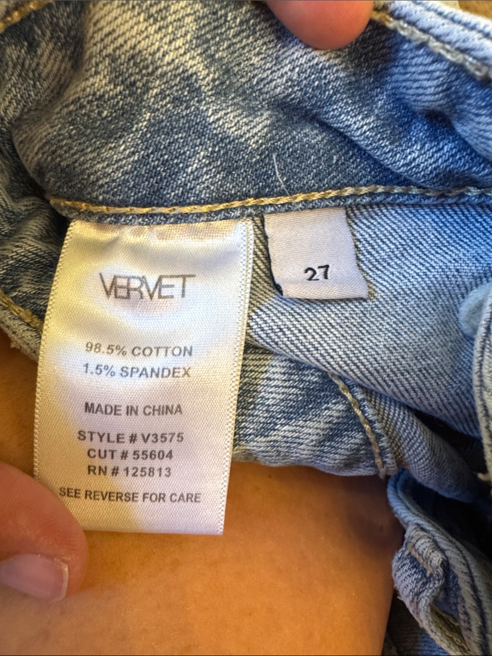 Relaxed Light Wash Women's Jeans with Utility Pockets - Picture 3 of 4